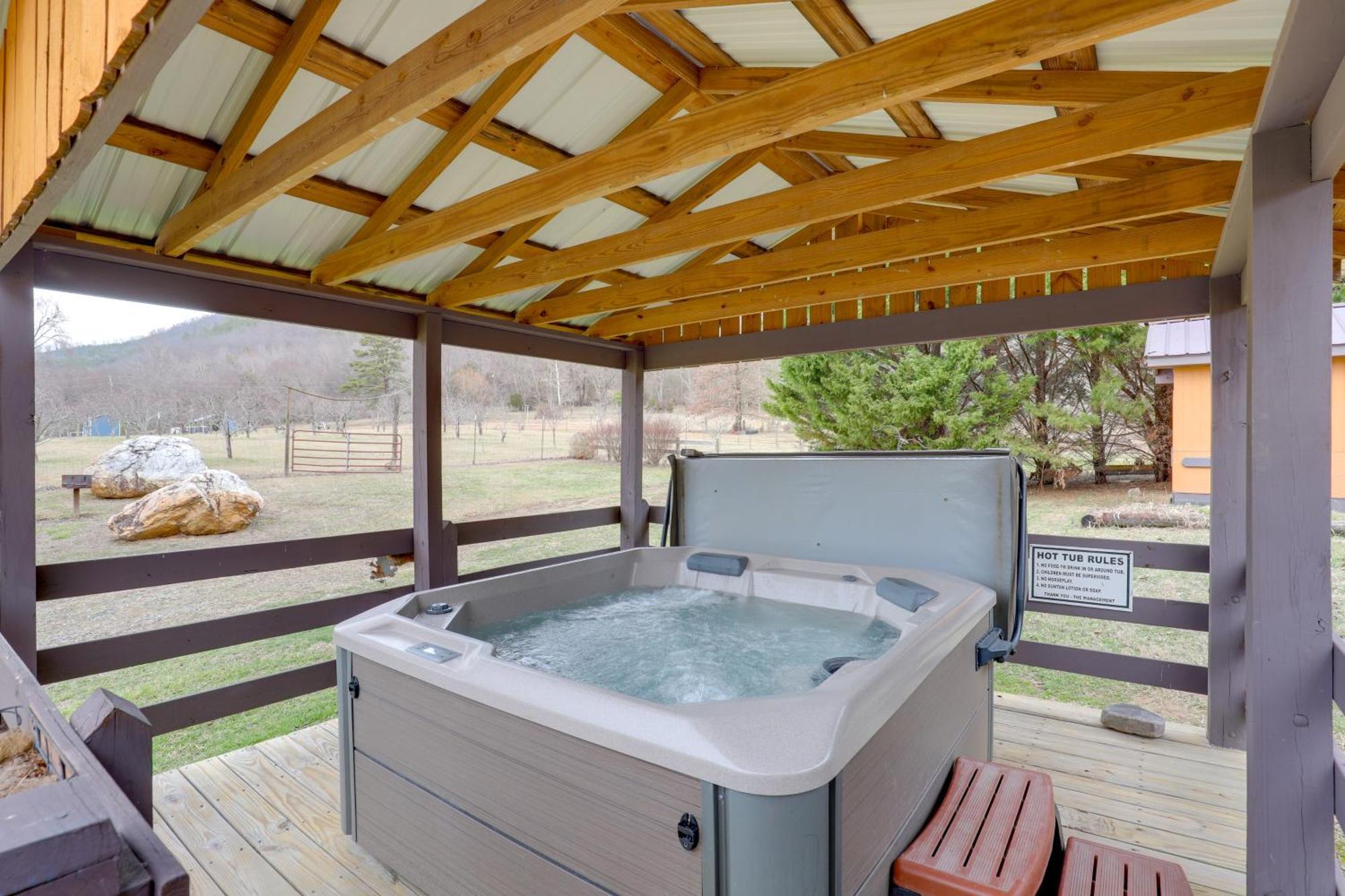 Riverfront Hot Springs Cabin With Private Hot Tub! Exteriör bild