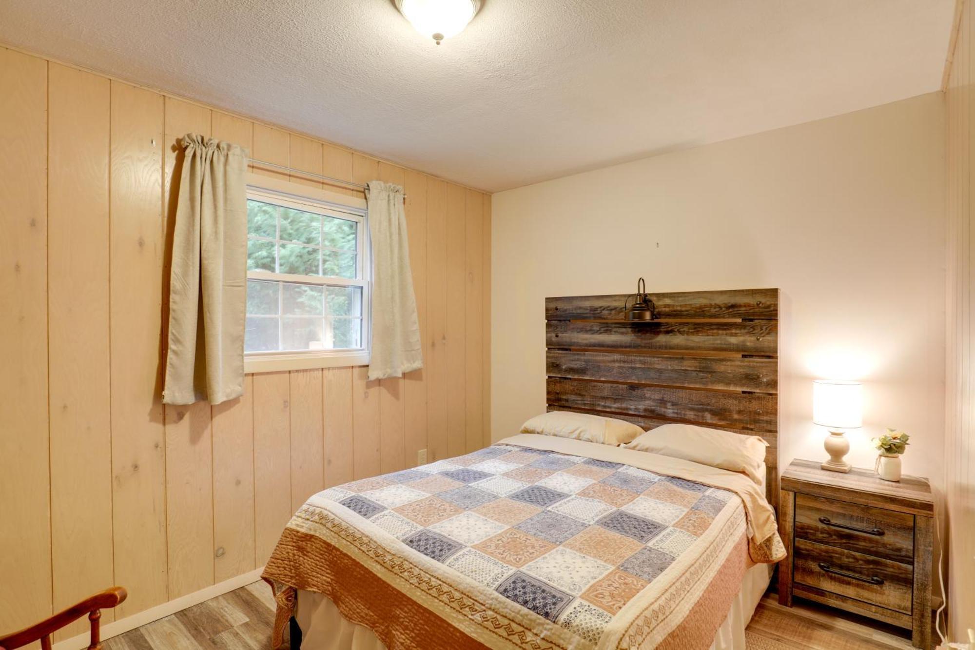 Riverfront Hot Springs Cabin With Private Hot Tub! Exteriör bild