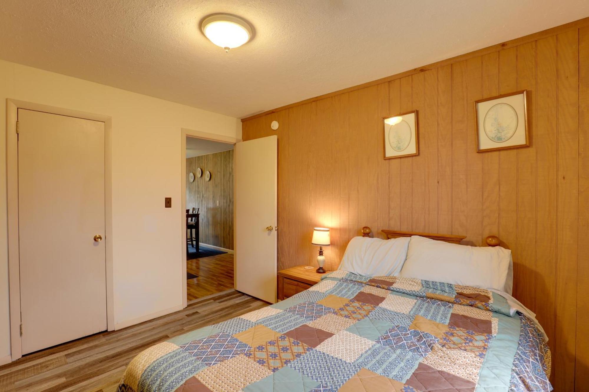 Riverfront Hot Springs Cabin With Private Hot Tub! Exteriör bild
