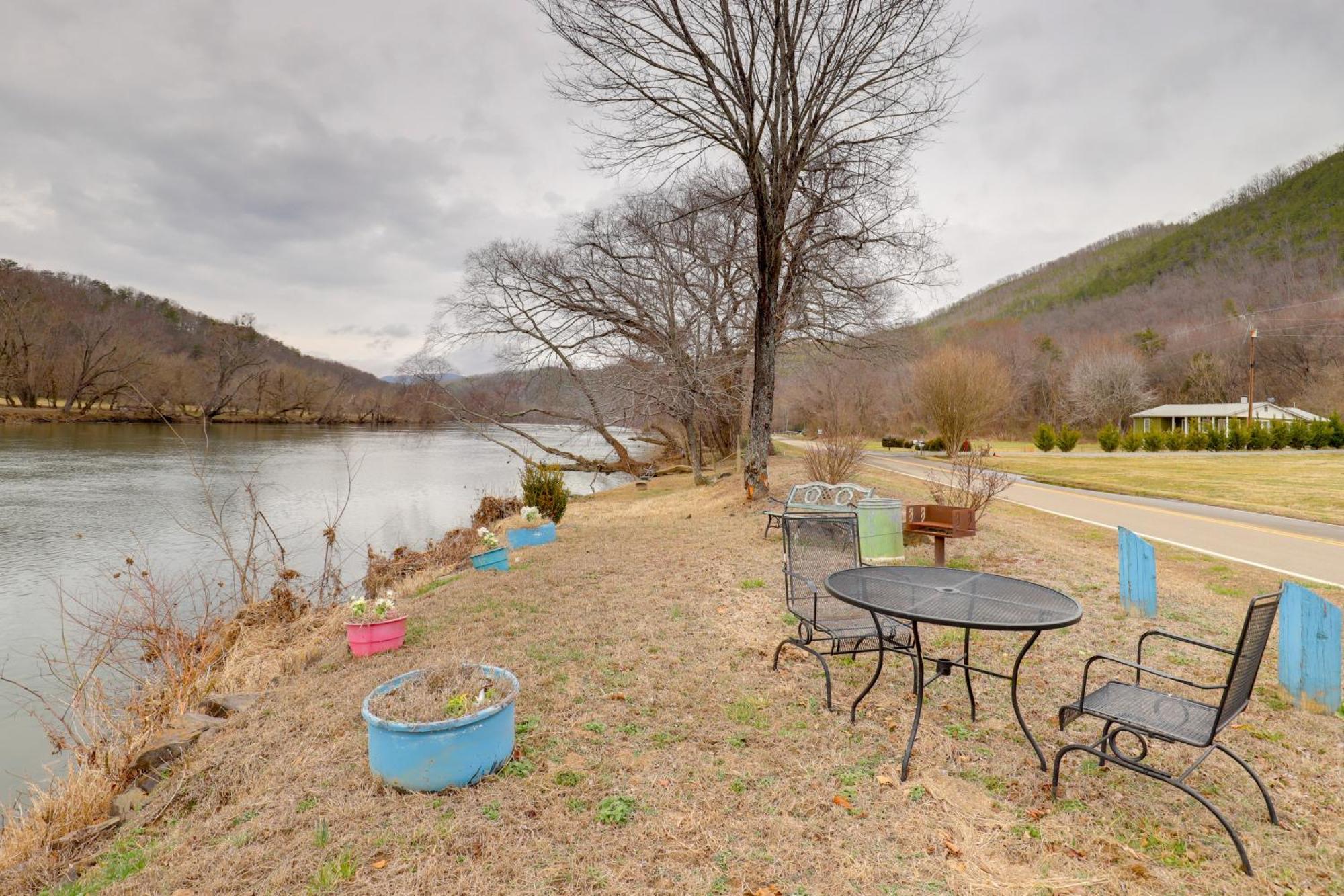 Riverfront Hot Springs Cabin With Private Hot Tub! Exteriör bild