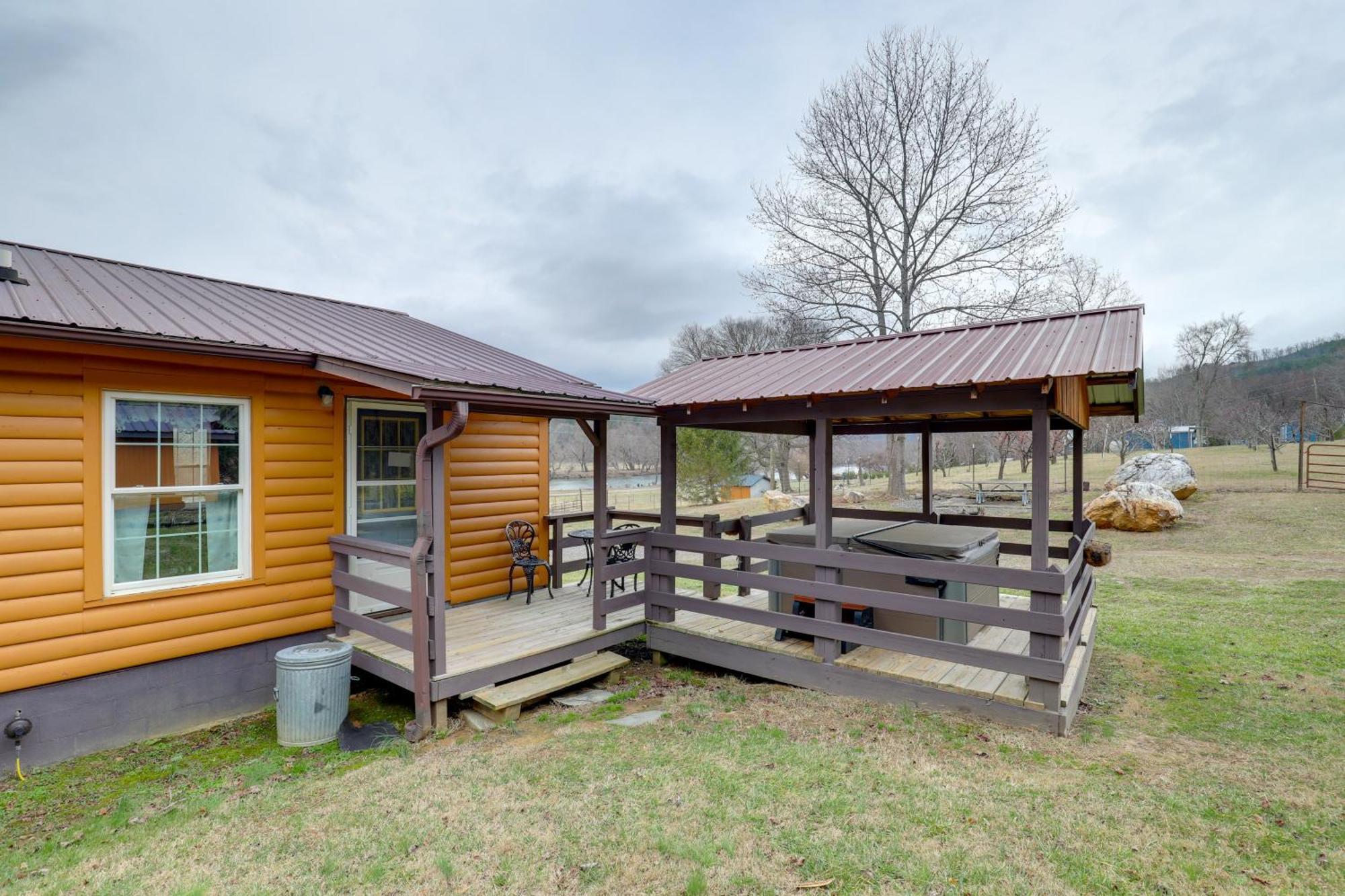 Riverfront Hot Springs Cabin With Private Hot Tub! Exteriör bild