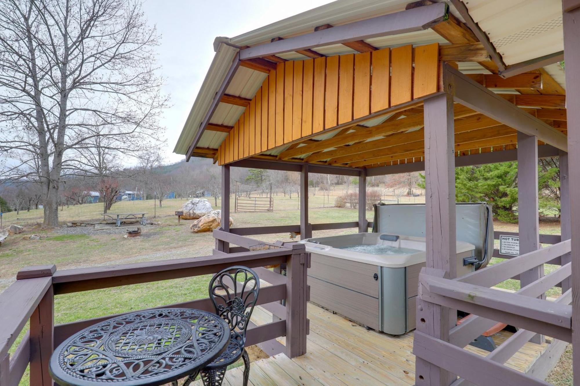 Riverfront Hot Springs Cabin With Private Hot Tub! Exteriör bild