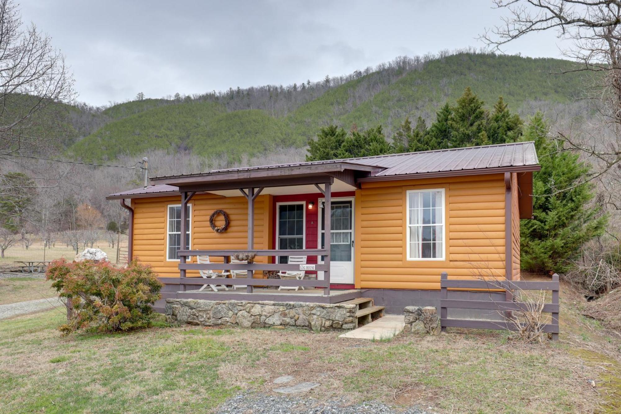 Riverfront Hot Springs Cabin With Private Hot Tub! Exteriör bild