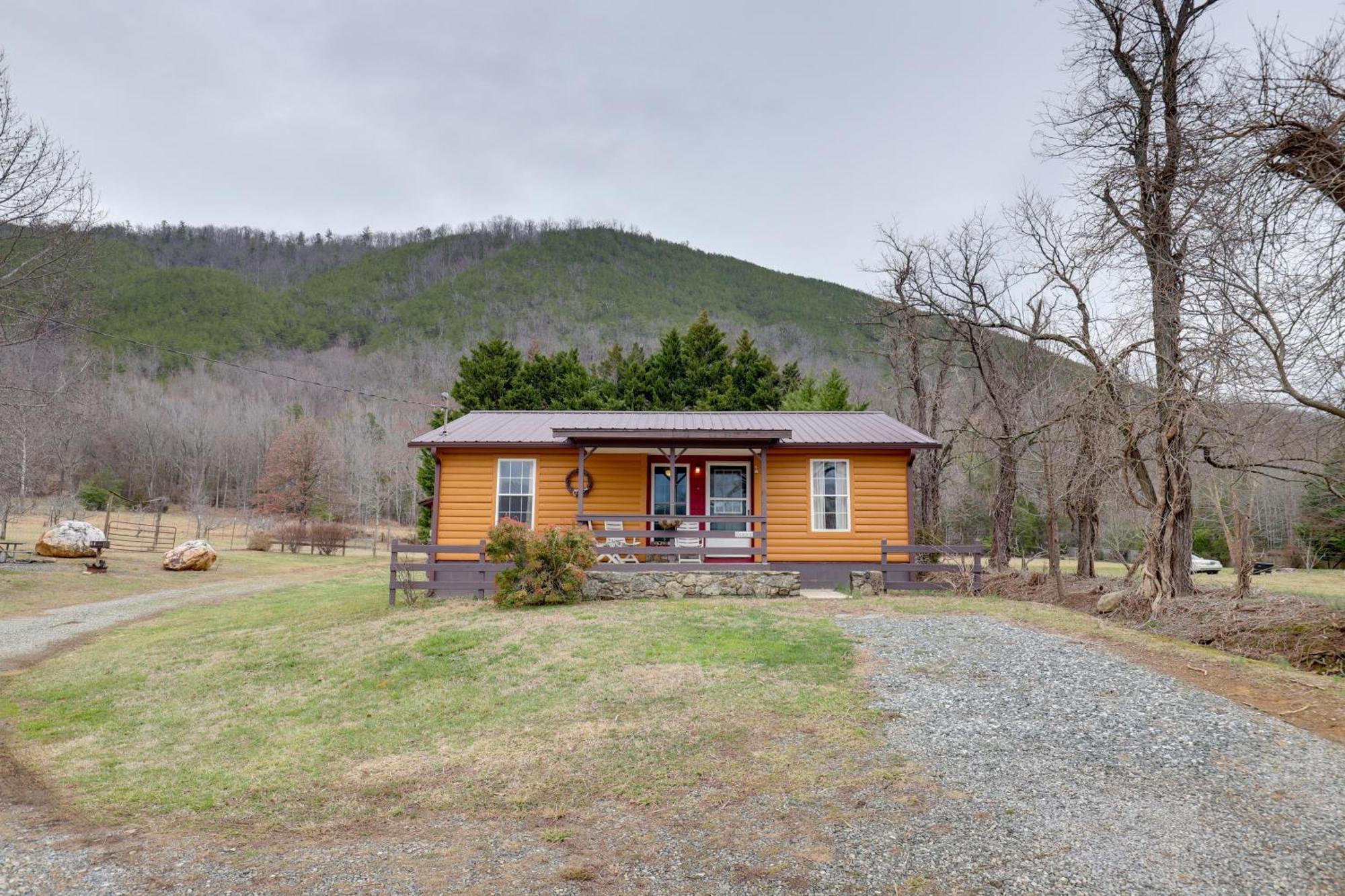 Riverfront Hot Springs Cabin With Private Hot Tub! Exteriör bild